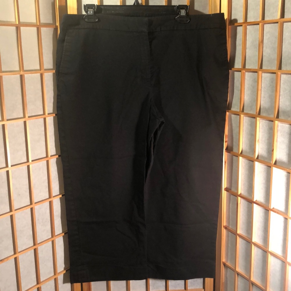 Women’s Apostrophe Stretch Capri Pants.